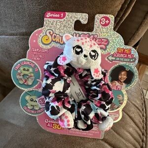☀️ 3/$10 kitty black white spotted scrunchie to friend ( see description)